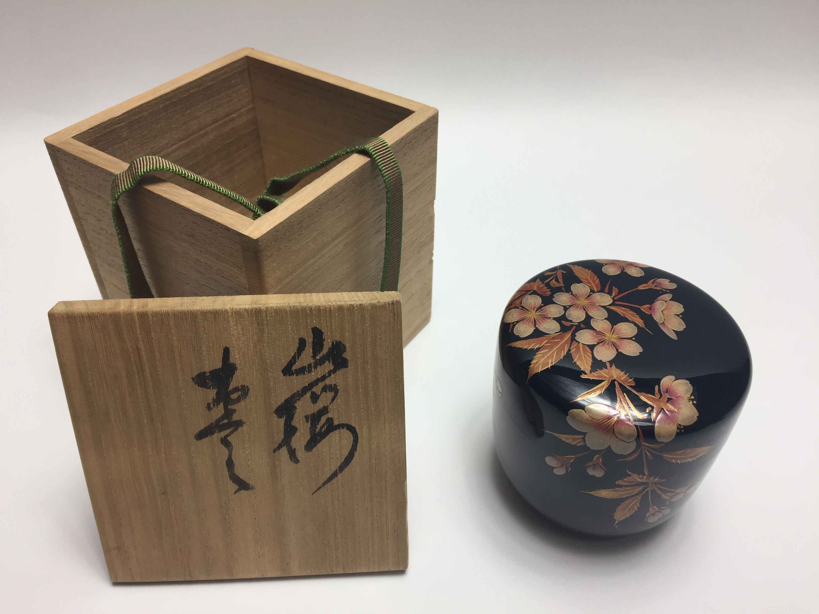 【棗】張間麻佐緒 輪島塗桜絵棗を買取り致しました。 | 骨董品高価