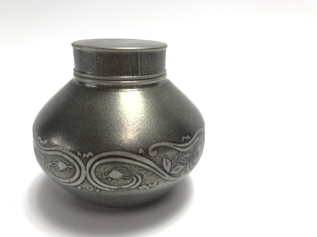 【錫製品】間村自造「波草文錫製茶壺」を買取り致しました。