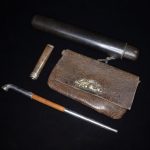 【煙管】無銘 銀製パイプ ・宝図象嵌煙管入れを買取り致しました。