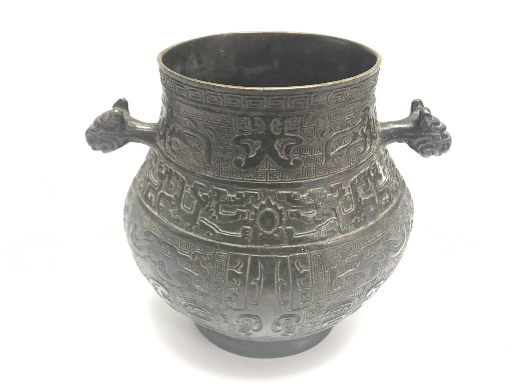 【中国銅器】無銘「獣持手饕餮紋銅壷」を買取り致しました。