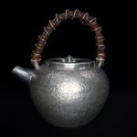 【錫製品】無銘「純錫製籐編提手急須」を買取り致しました。