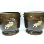 【火鉢】無銘「楼閣山水図黄銅火鉢対」を買取り致しました。